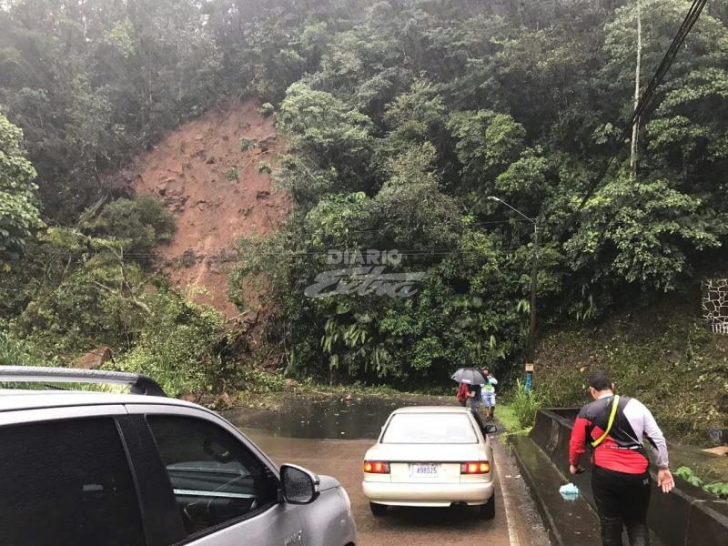 Derrumbe mantiene cerrado el paso entre Ciudad Quesada y Zarcero - Diario Extra Costa Rica