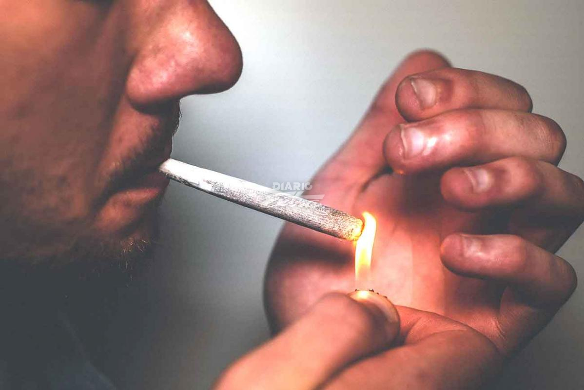 Prohibirán fumar cigarrillos y marihuana en propiedad pública