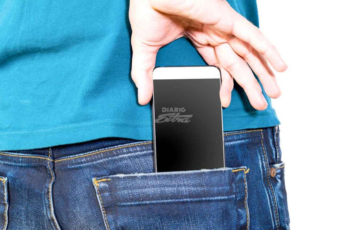 El riesgo de guardar el celular en el bolsillo