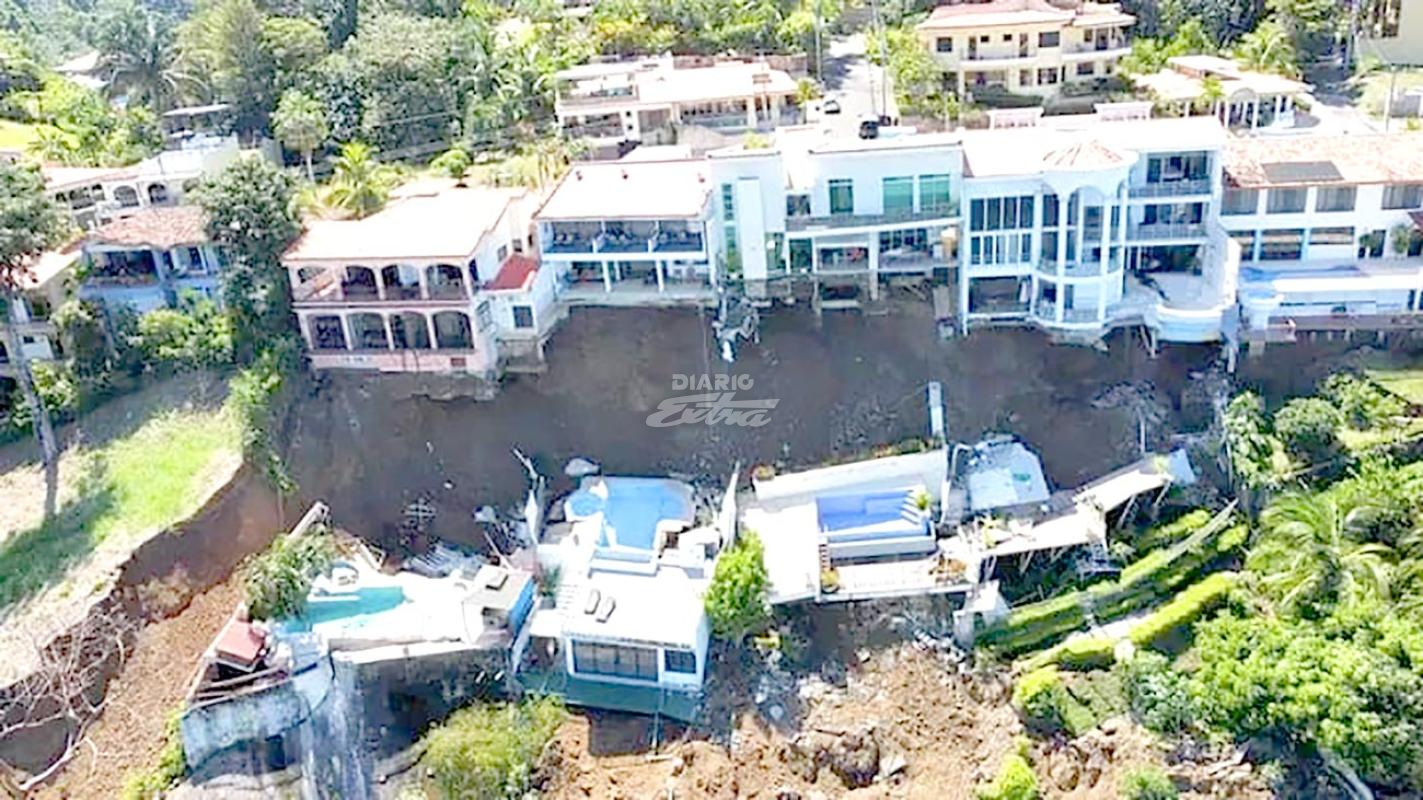 Diario Extra - Deslizamiento acaba con 5 casas en Punta Leona