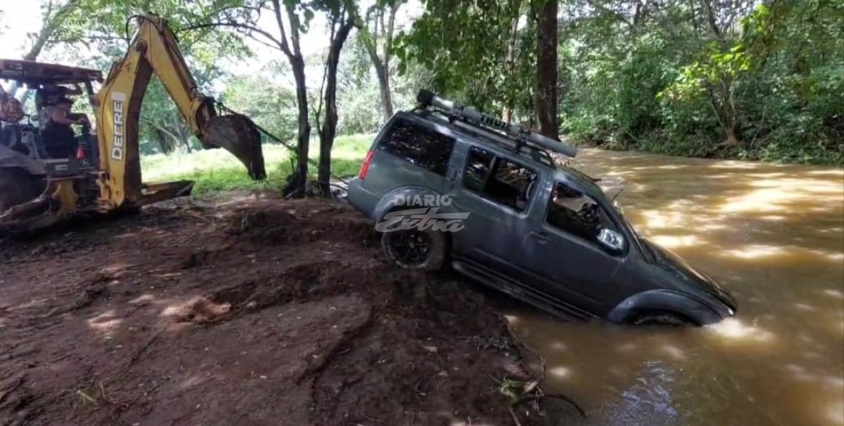 Diario Extra - Intentan cruzar río en carro y cabeza de agua los arrastra